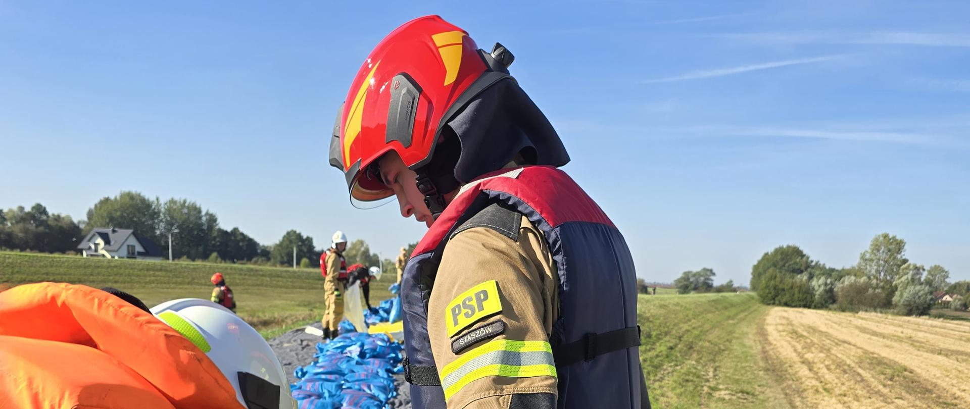 Strażacy podczas układania zapory z worków