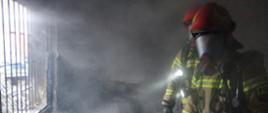 Strażacy podczas działań ratowniczo-gaśniczych w spalonym pomieszczeniu budynku gospodarczego
