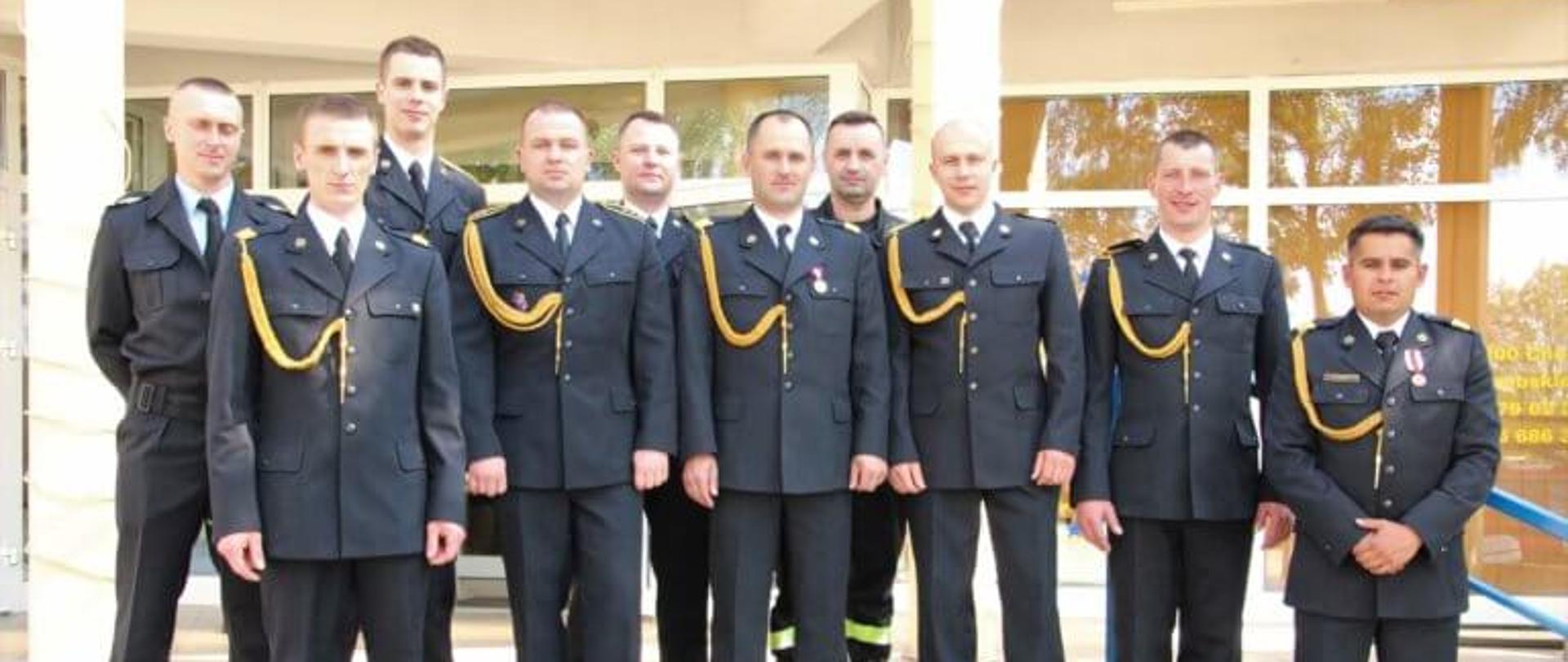Na zdjęciu 10 strażaków ustawionych w dwu szeregu pozują do zdjęcia