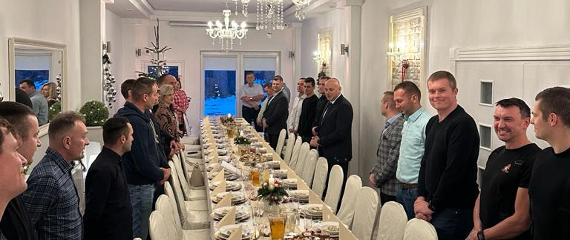 Jaworscy strażacy i zaproszeni goście podczas spotkania opłatkowego