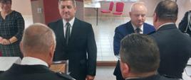 Widoczni druhowie OSP i zaproszeni goście