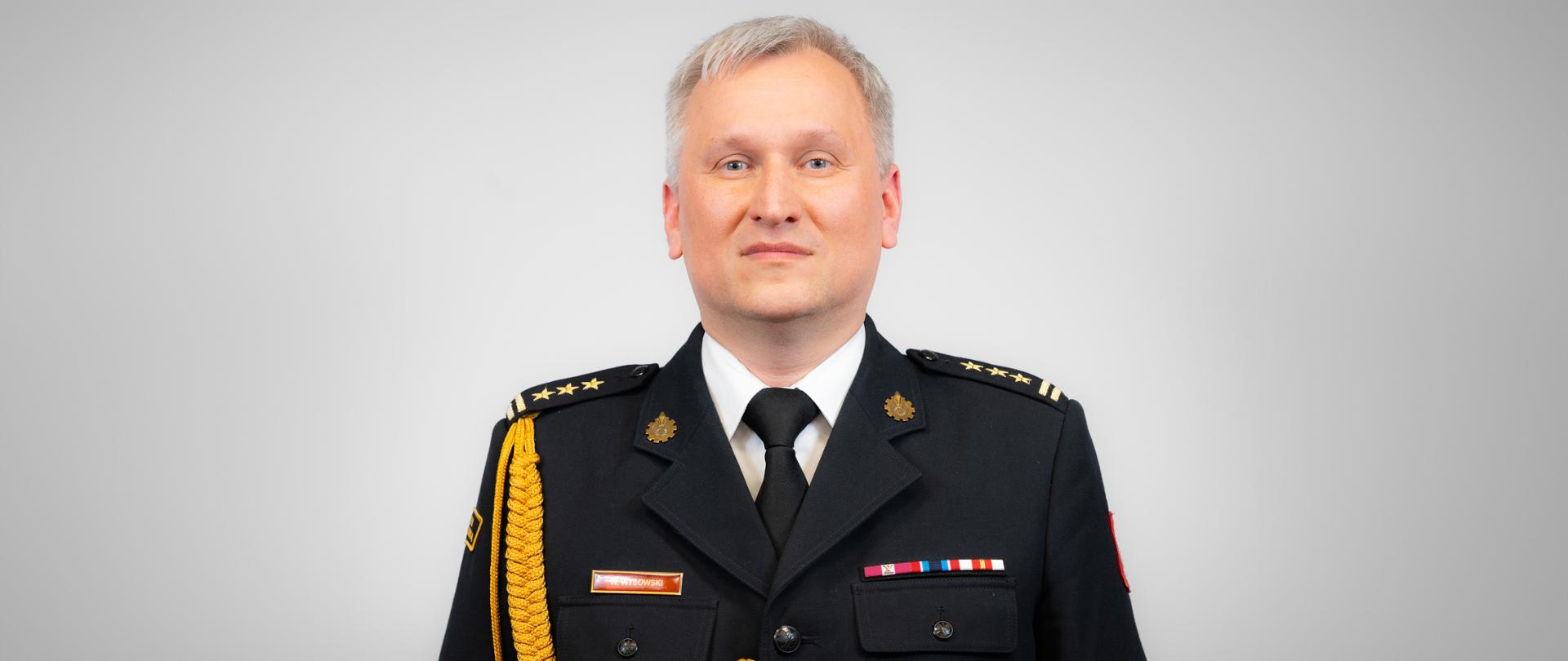 st. bryg. Waldemar Wysowski w czarnym mundurze wyjściowym ze sznurem oficerskim