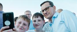 Premier Mateusz Morawiecki podczas rozmów z mieszkańcami w Skępe.