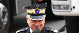 Na zdjęciu widzimy Pomorskiego Komendanta Wojewódzkiego PSP podczas wygłaszania przemówienia