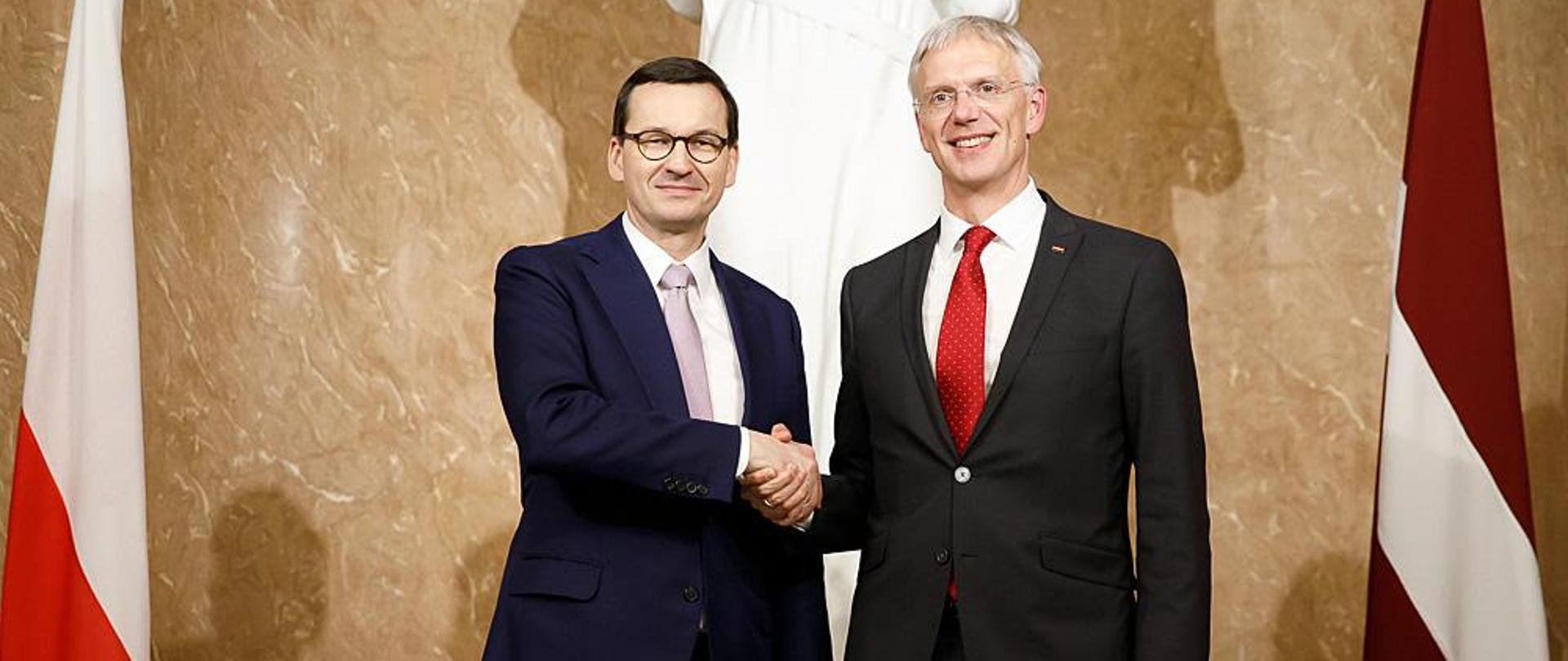 Premier Polski i premier Łotwy - uścisk dłoni.