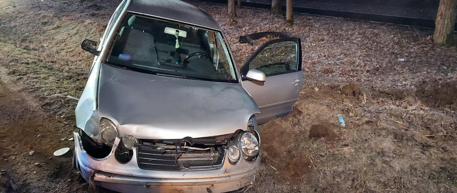 Widoczny uszkodzony pojazd.