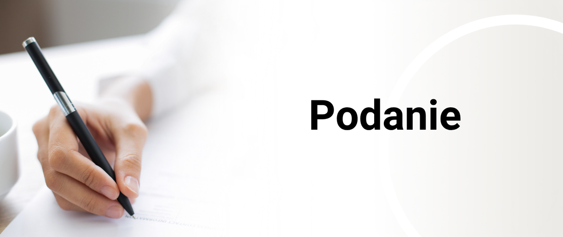 po prawej stronie napis podanie, po lewej stronie dłoń trzymająca długopis
