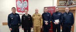 Podziękowanie policjantom za uratowanie osoby z pożaru