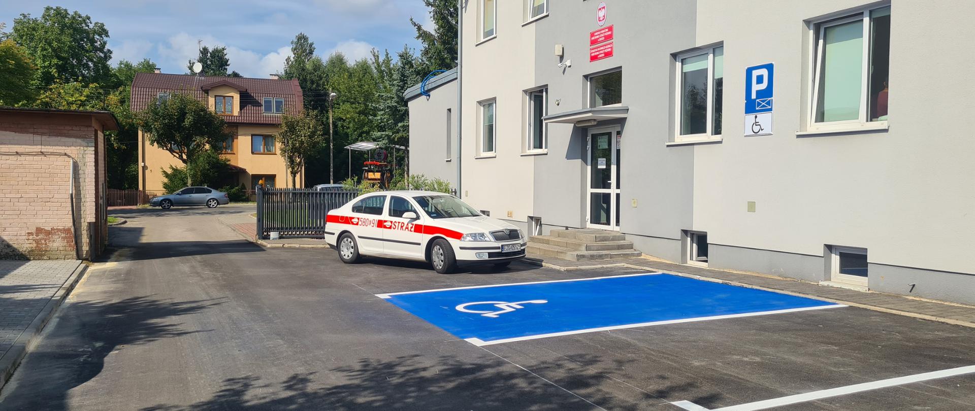Miejsce parkingowe dla niepełnosprawnych znajduje się przy wejściu głównym do Komendy w okolicach bramy wjazdowej.