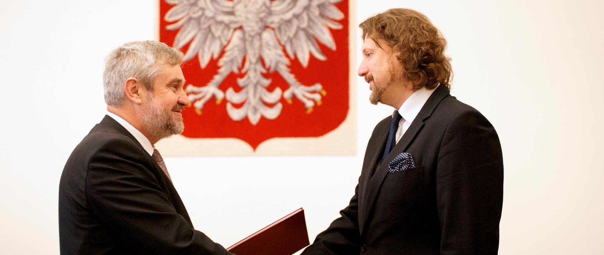 Minister Jan Krzysztof Ardanowski wręcza akt powołania Piotrowi Serafinowi