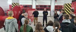 Grupa uczniów w garażu PSP.