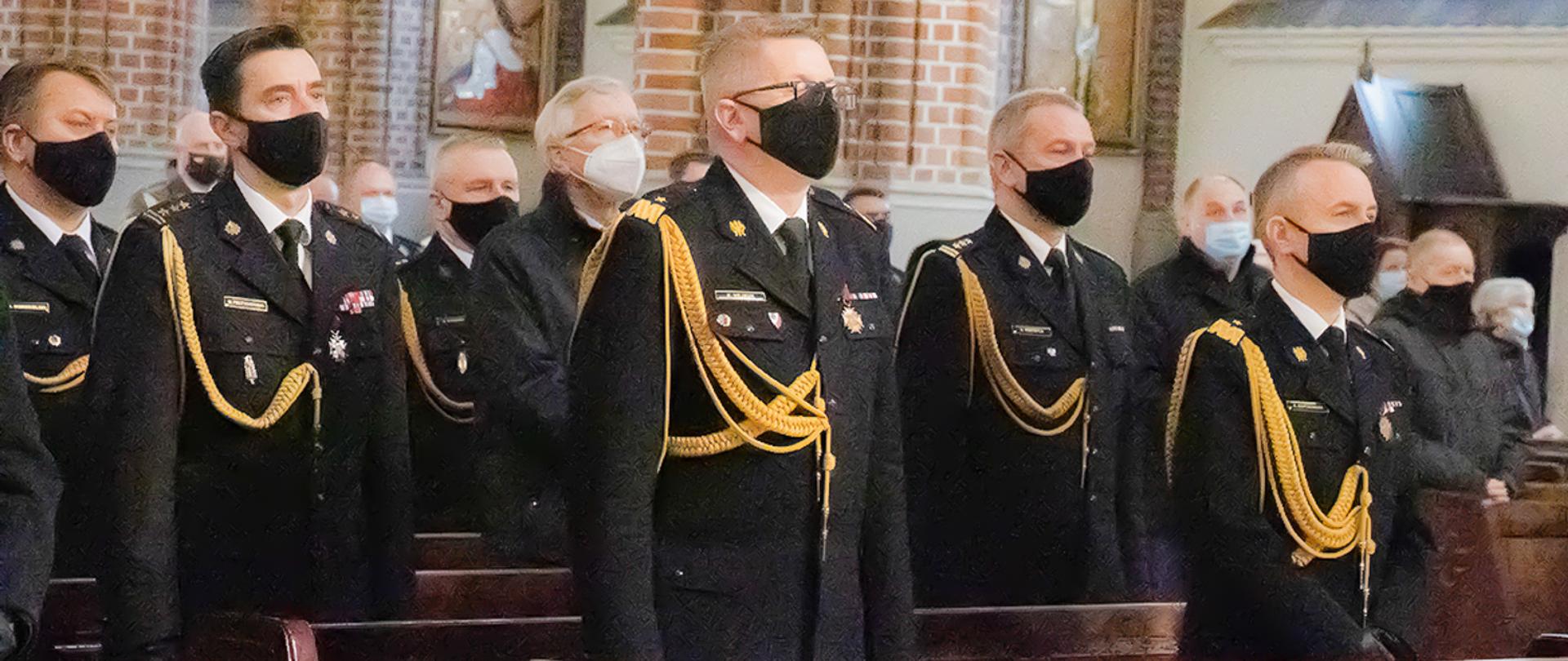 Funkcjonariusze PSP, druhowie OSP i osoby cywilne podczas mszy świętej