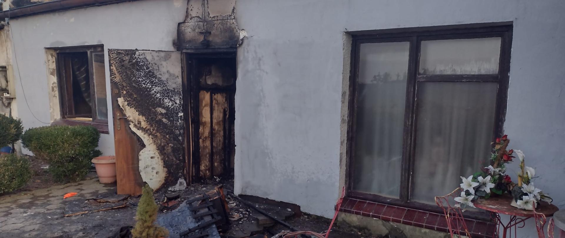 Na zdjęciu budynek, w którym doszło do pożaru. Zdjęcie w ciągu dnia. Oświetlenie naturalne. Widać nadpalone fragmenty wyposażenia budynku.