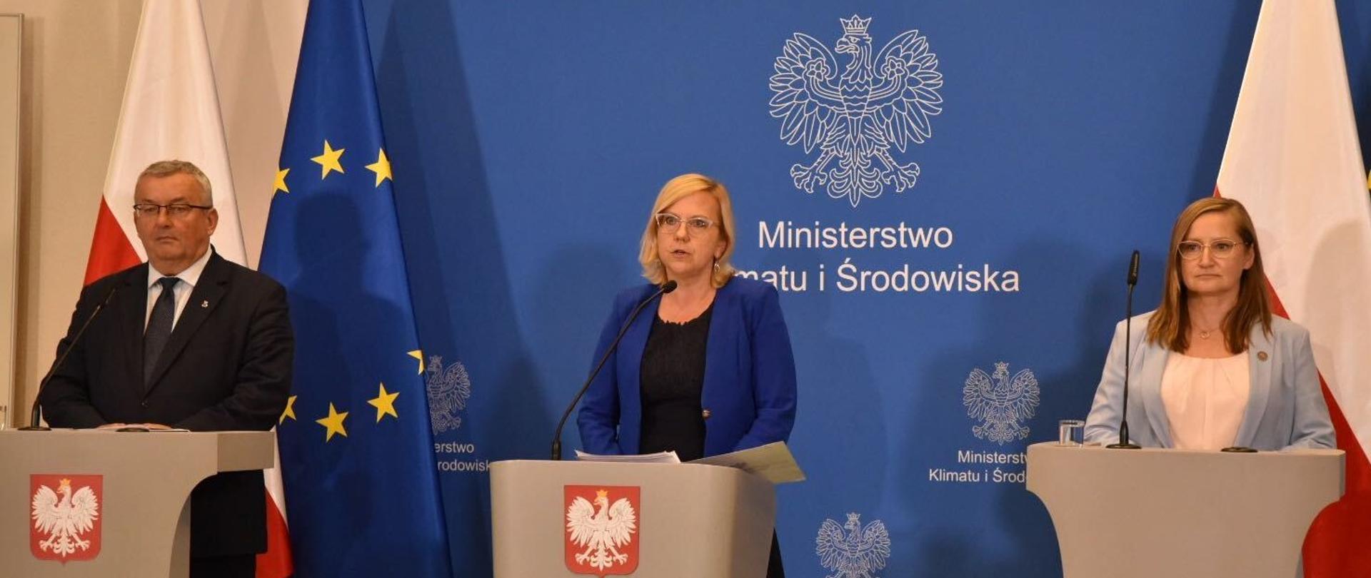 Minister klimatu i środowiska Anna Moskwa podczas konferencji z ministrem infrastruktury i zastępcą GIOŚ