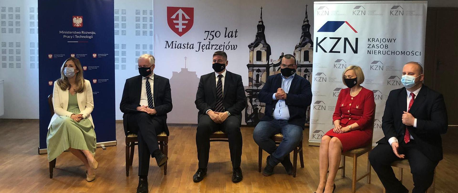 Na zdjęciu m.in. premier Jarosław Gowin, wiceminister Anna Kornecka podczas konferencji prasowej w Jędrzejowie