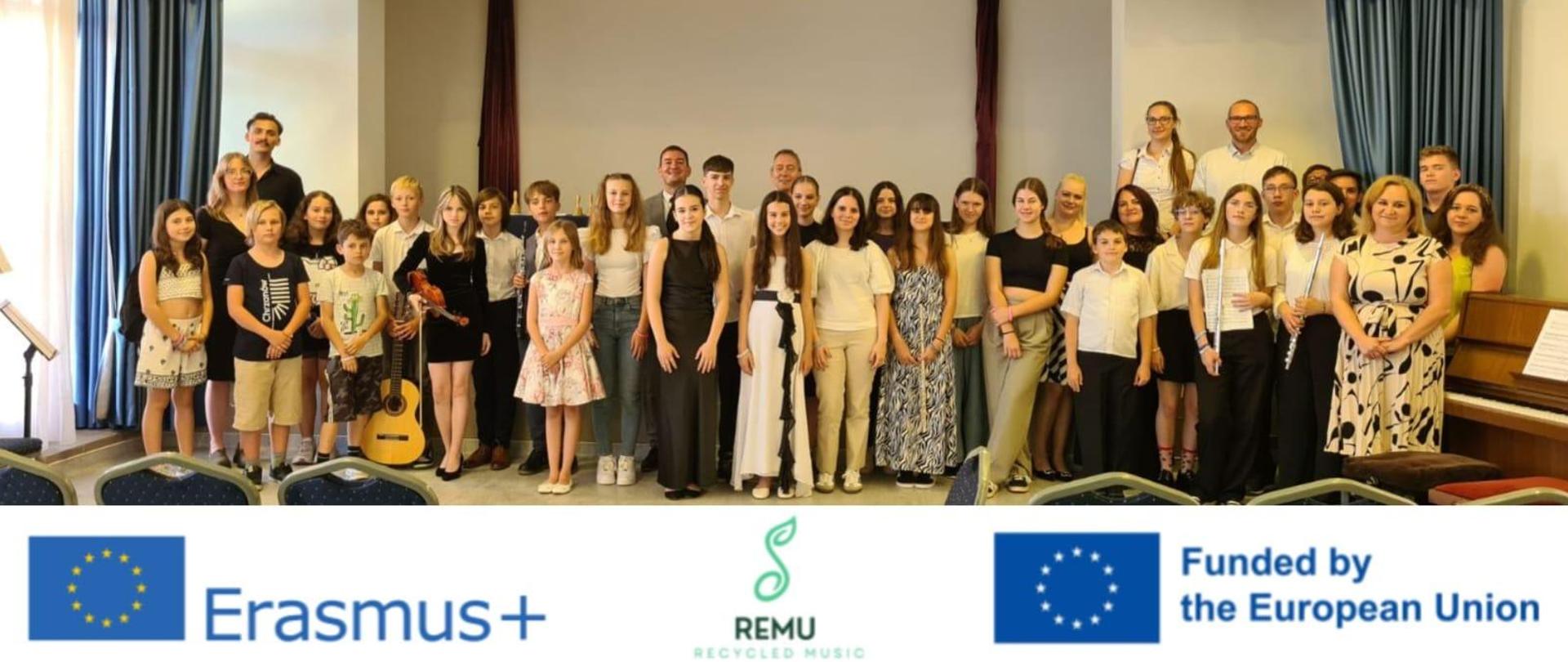 Zdjęcie grupowe uczestników wyjazdu w sali koncertowej. Reményi Ede Zenei Alapfokú Művészeti iskola, Osnovna škola Matije Petra Katančića