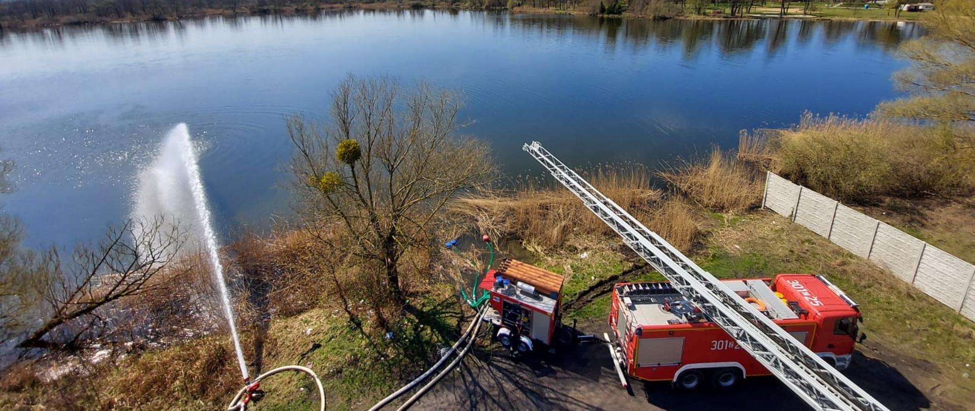 Widok z podnośnika na rzekę Odrę. przy kąpielisku Dziewoklicz. Pompa dużej wydajności zasysa wodę z rzeki i tłoczy wężami wodę do działka wodno-pianowego ustawionego przy brzegu rzeki.