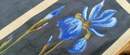 Na czarnym płótnie namalowany niebieski kwiat irys.