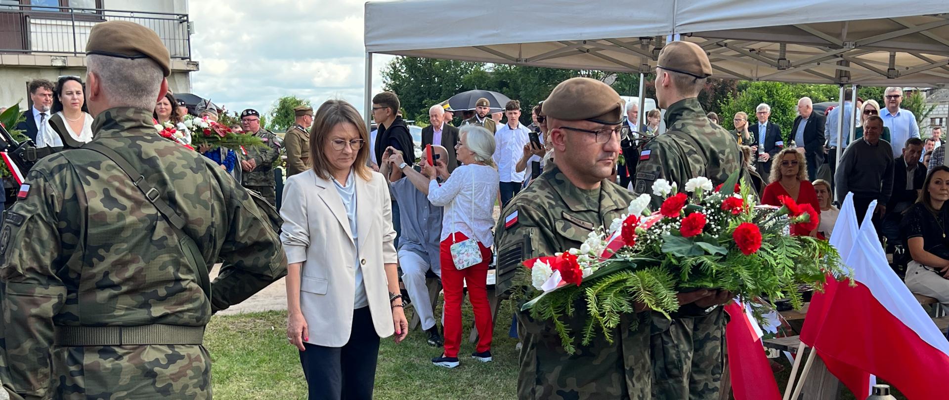 Na zdjęciu widać kobiety i mężczyzn