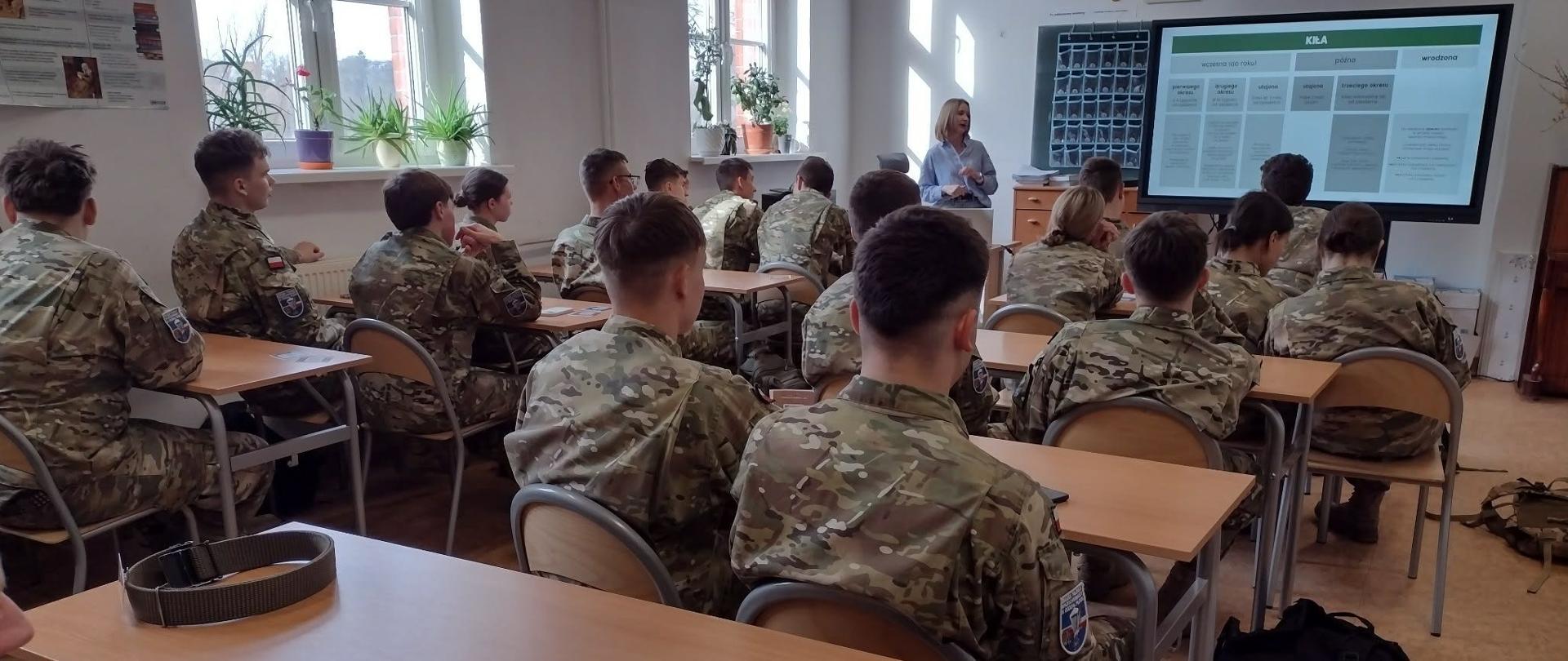 sala lekcyjna wypełniona uczniami liceum wojskowego w mundurach