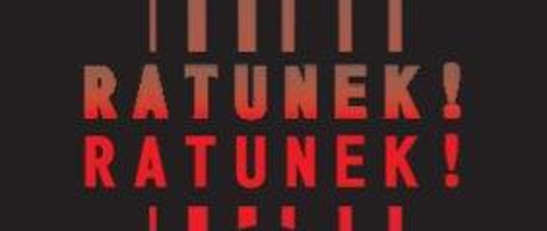 strażak w umundurowaniu specjalnym, w czerwonym hełmie oraz w aparacie powietrznym i maską na twarzy przeciska się przez przeszkodę z rozwiniętych lin