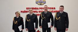 Na zdjęciu widoczni funkcjonariusze KP PSP Gryfice podczas uroczystej zbiórki z okazji przejścia na zaopatrzenie emerytalne