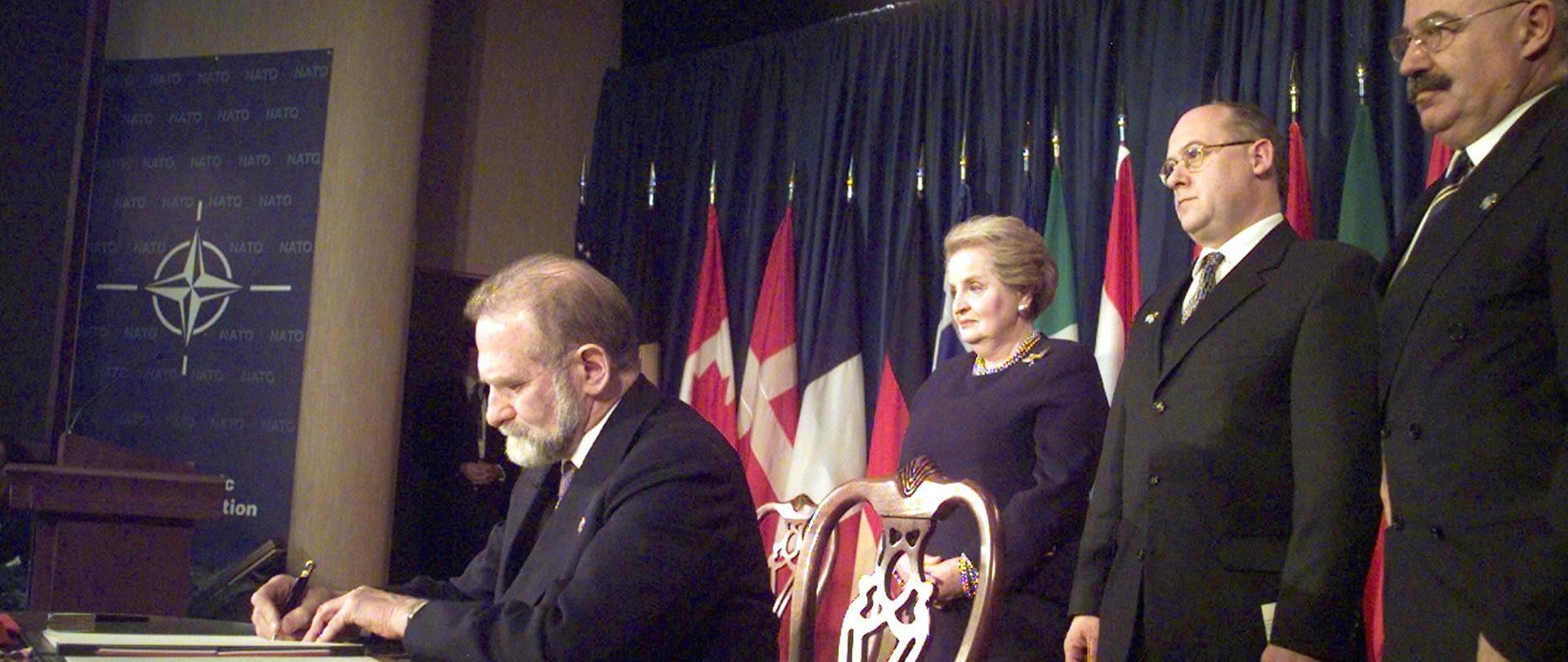 Polska, Czechy i Wêgry zosta³y w pi¹tek, 12 bm. oficjalnie przyjête w poczet cz³onków NATO. Podczas uroczystoci w Independence (Missouri, USA), sekretarz stanu USA Madeleine Albright przyjê³a dokumenty akcesyjne z r¹k szefów dyplomacji nowych pañstw cz³onkowskich -
Bronis³awa Geremka, Jana Kavana (Czechy) i Janosa Martonyiego (Wêgry). Na zdjêciu: szef polskiej dyplomacji Bronis³aw Geremek (przy stole) podpisuje w Bibliotece Trumana w Independence dokumenty akcesyjne cz³onkostwa Polski w NATO. Za nim od lewej stoj¹: amerykañska sekretarz stanu Madeleine Albright, czeski minister spraw zagranicznych Jan Kavan i wêgierski minister spraw zagranicznych Janos Martonyi. PAP/EPA
(CLIFF SCHIAPPA)