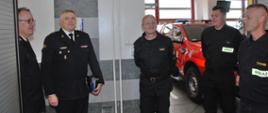 Na zdjęciu dowódca JRG Rydułtowy prezentuje jednostkę zastępcy śląskiego komendanta wojewódzkiego
