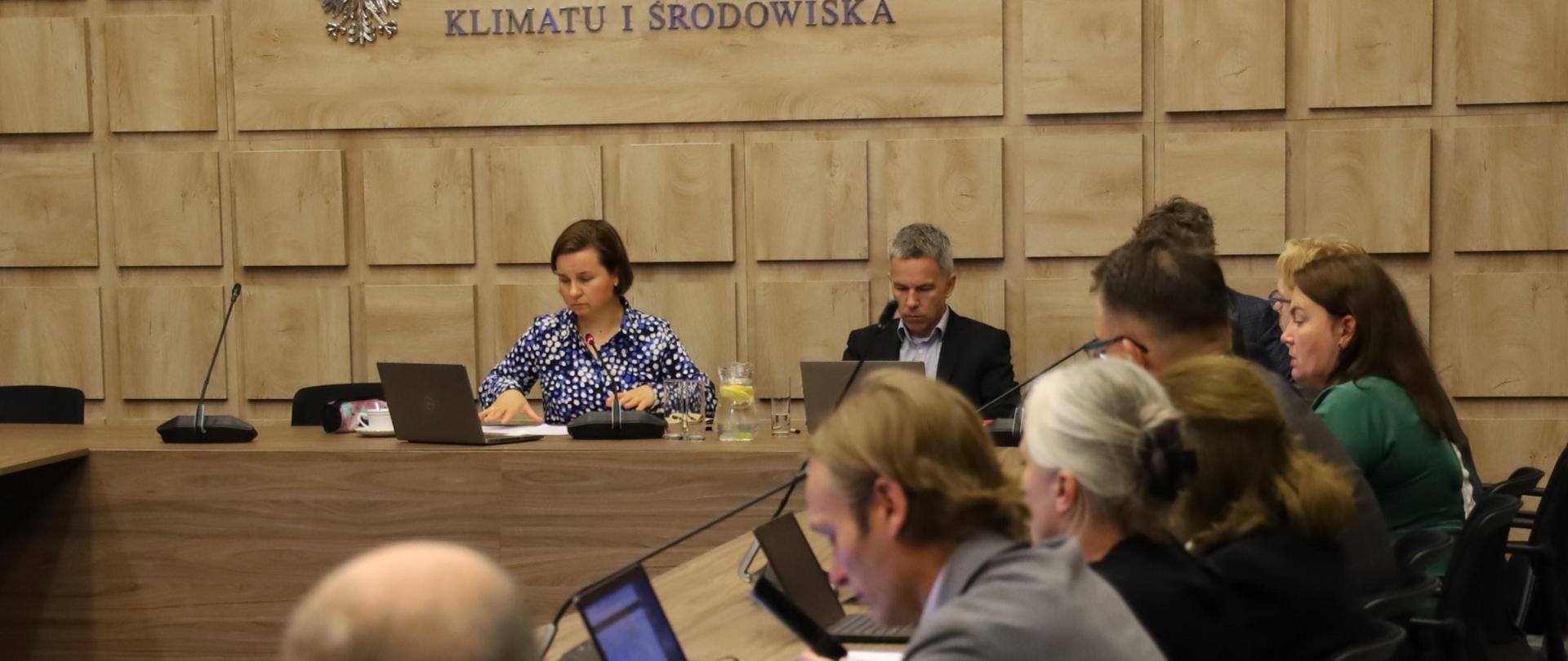 Narada międzyresortowego zespołu ds. Odry w Ministerstwie Klimatu i Środowiska z udziałem wiceministry Anity Sowińskiej