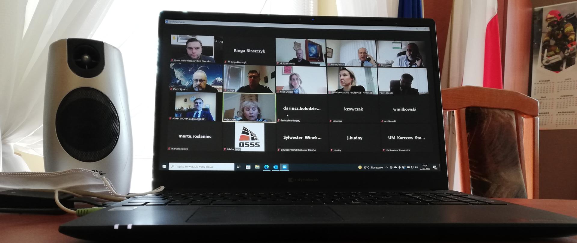 Na zdjęciu laptop na ekranie którego widoczni są uczestnicy Posiedzenia Powiatowej Komisji Bezpieczeństwa i Porządku powiatu otwockiego mającej formę zdalną. Zebranie odbyło się w dniu 22 marca 2022 roku.