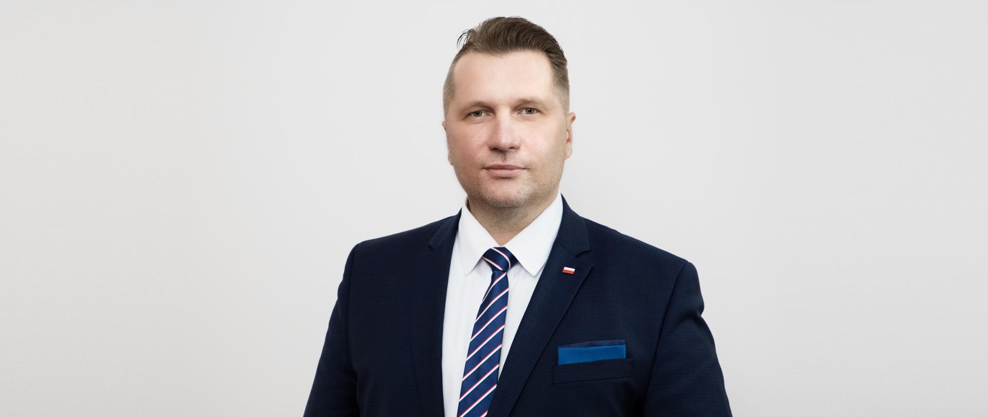 Mężczyzna w garniturze na szarym tle