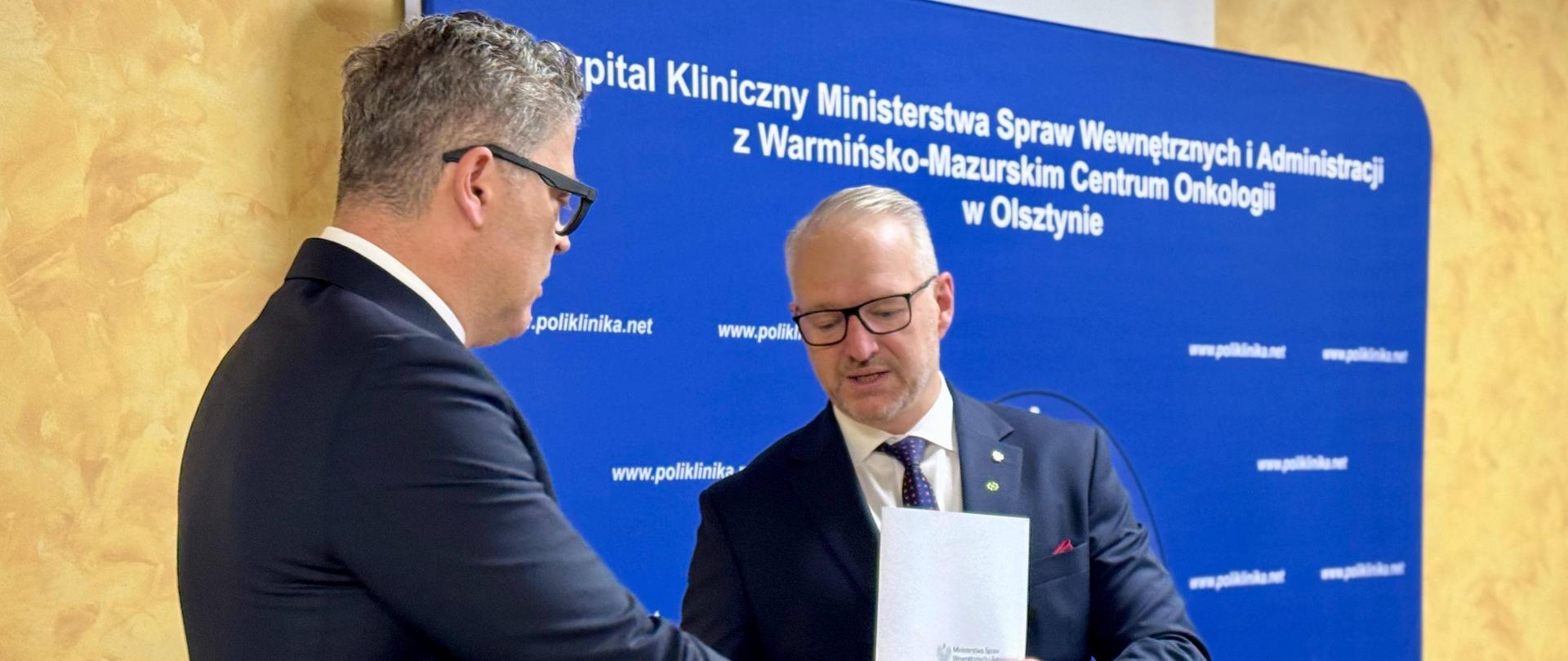 Wręczenie powołania nowemu dyrektorowi Szpitala MSWiA w Olsztynie : wojewoda Radosław Król i Jacek Zachariasz.