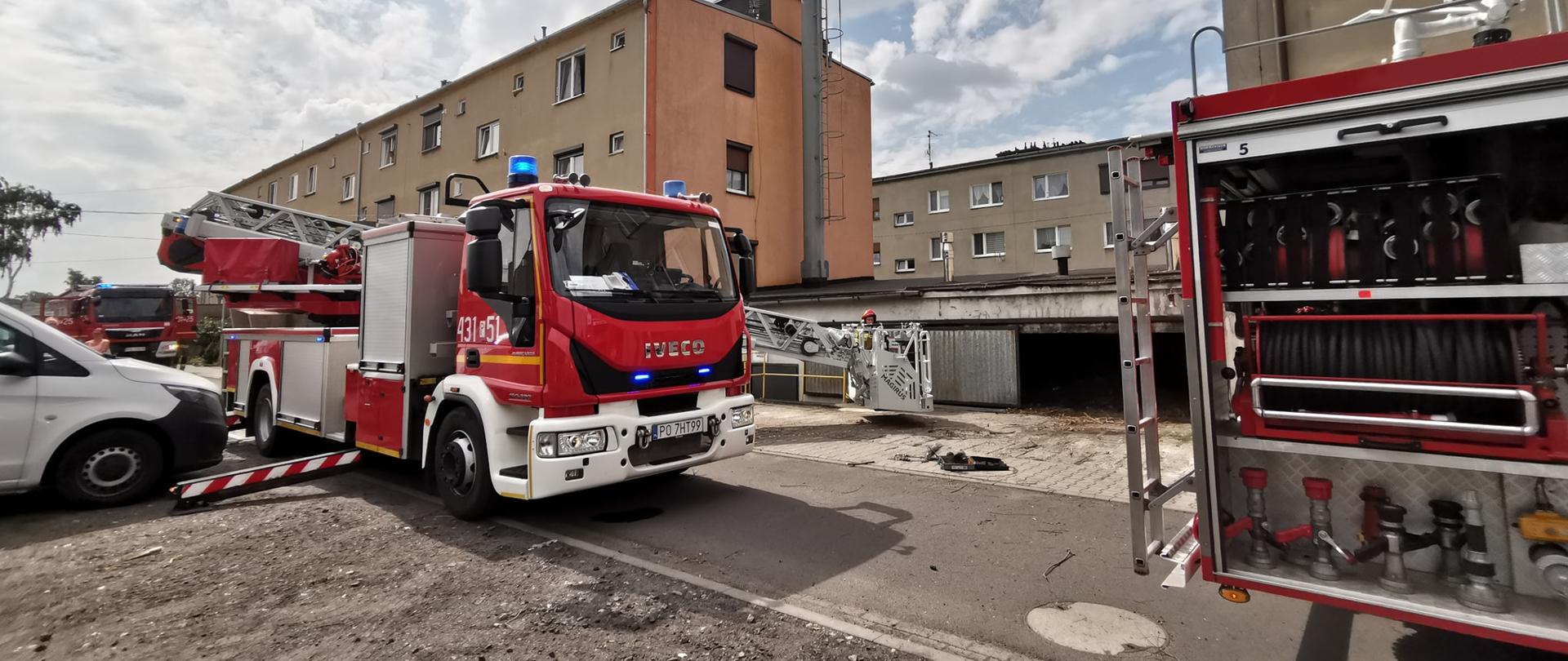 Zdjęcie przedstawia samochody pożarnicze podczas gaszenia pożaru kotłowni