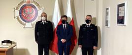 Zdjęcie przedstawia Michała Dworczyka, szefa Kancelarii Prezesa Rady Ministrów, nadbryg. Andrzeja Bartkowiaka, komendanta głównego PSP i dh. Waldemara Pawlaka prezesa ZG ZOSP RP.