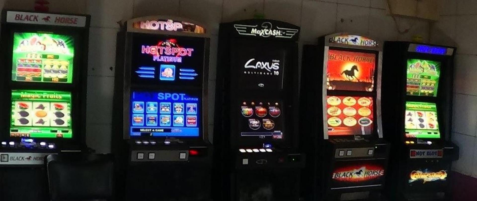 Pięć automatów do gier wewnątrz pomieszczenia.