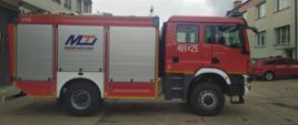 Fotografia przedstawia pojazd pożarniczy na placu Komendy Powiatowej Państwowej Straży Pożarnej.