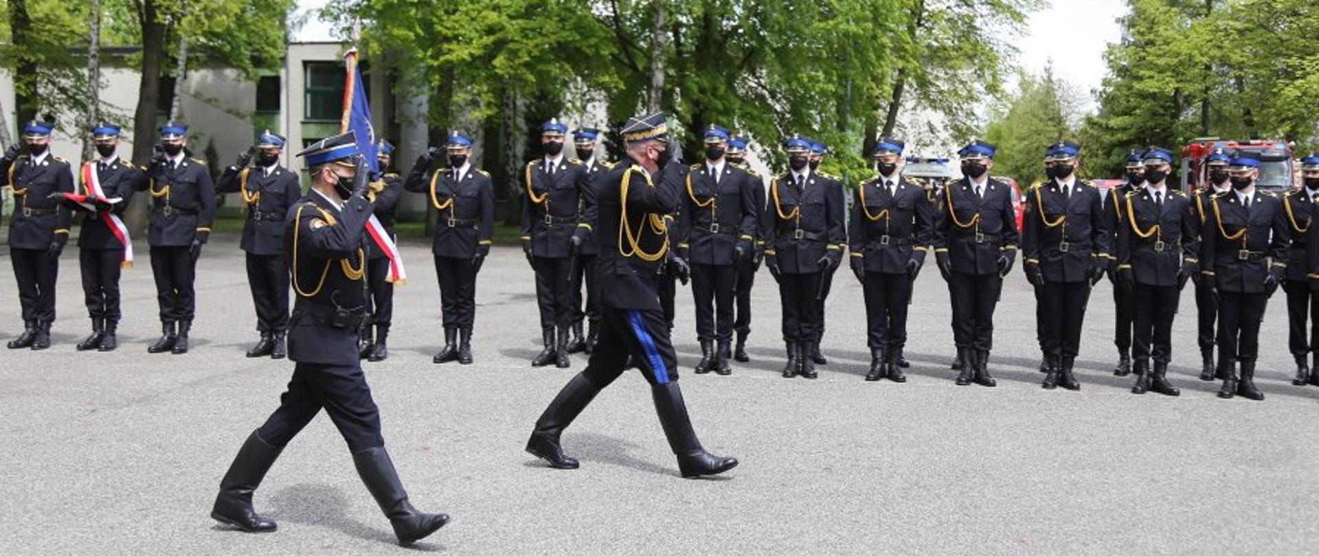 1_Obchody Dnia Strażaka w Centralnej Szkole PSP w Częstochowie. Przegląd pododdziałów