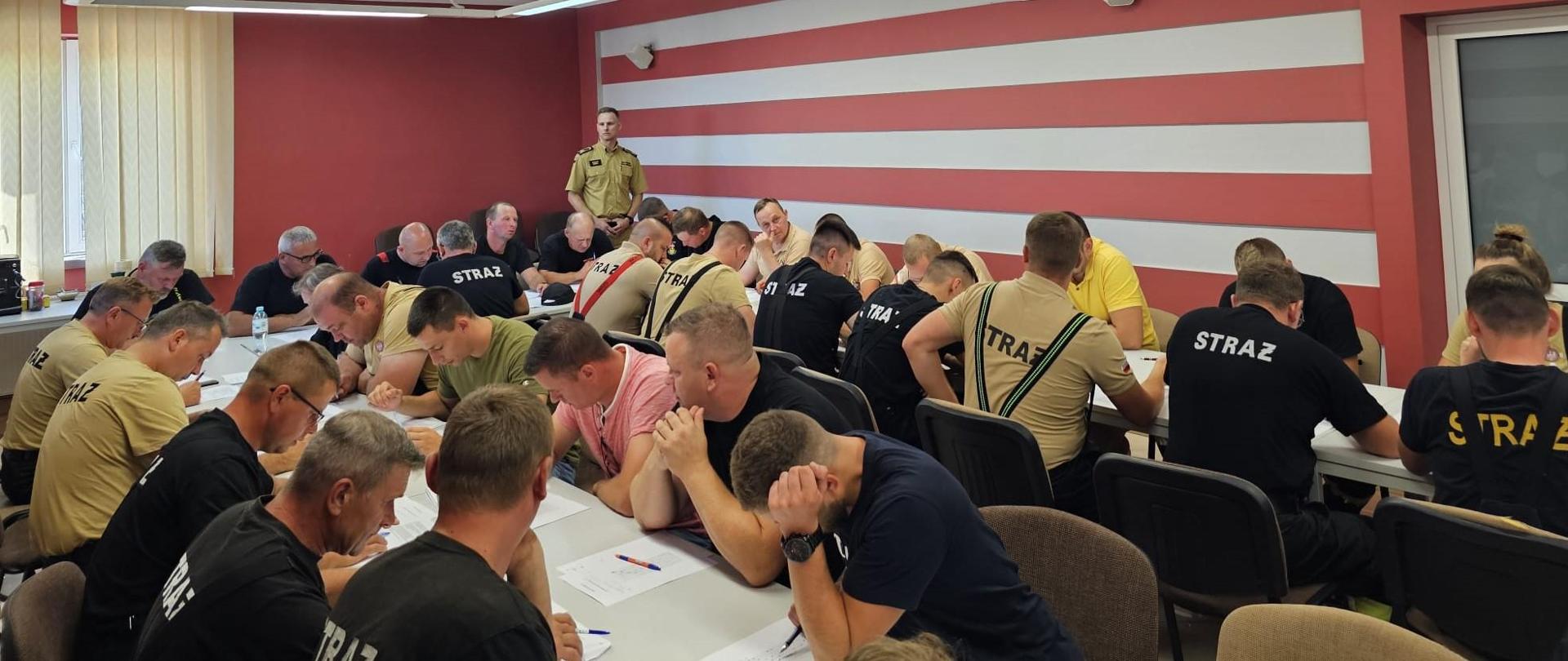 Lipcowe szkolenia z zakresu KPP.
Uczestnicy kursu piszą egzamin końcowy.