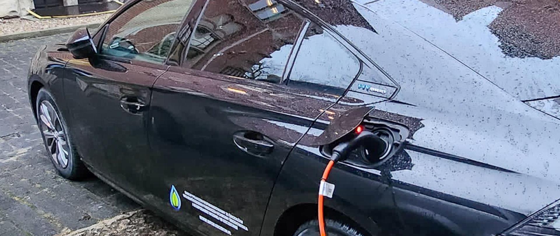 ładowanie samochodu hybrydowego