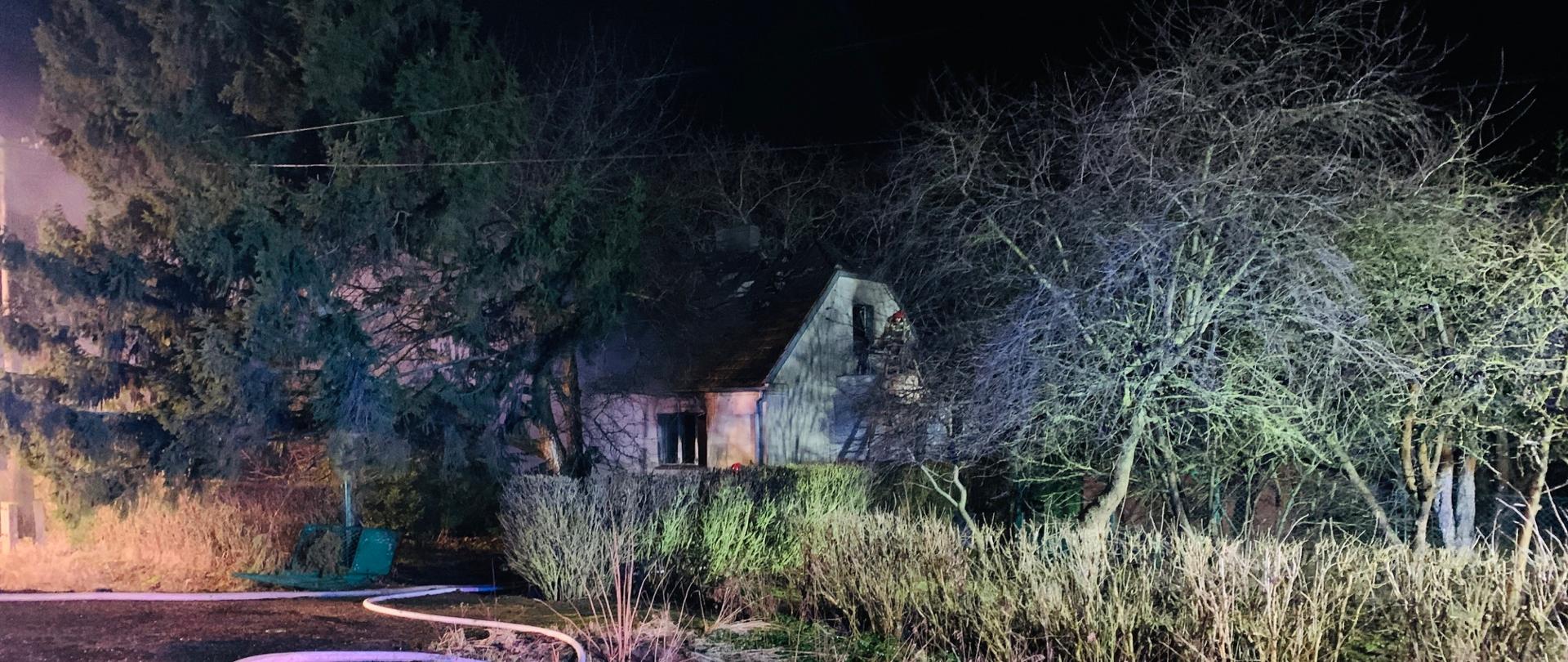 Widok na ugaszony budynek mieszkalny od strony ulicy