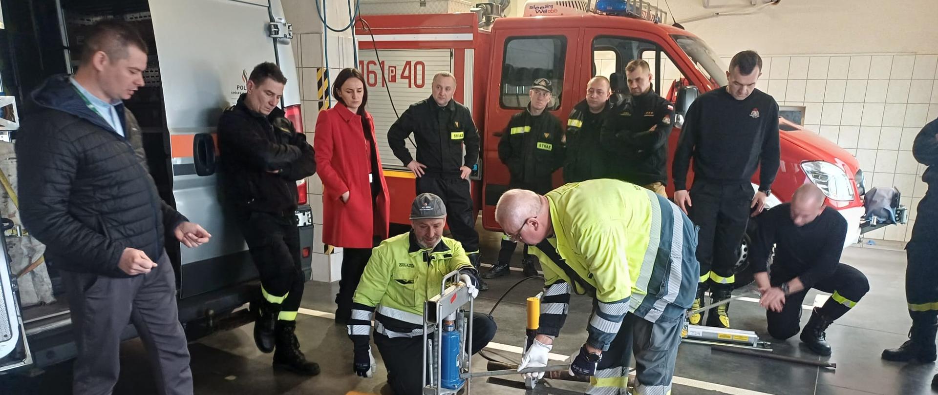 Widoczni na zdjęci serwisanci sieci gazowej podczas uszczelniania wycieków sieci gazowej.