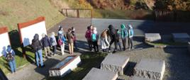 Grupa zwiedzających na platformie widokowej w rezerwacie przyrody Góra Świętej Anny