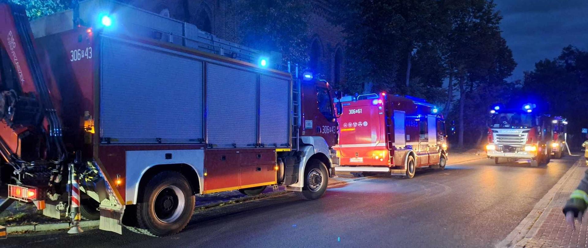 Stoją pojazdy gaśnicze na drodze na sygnałach świetlnych