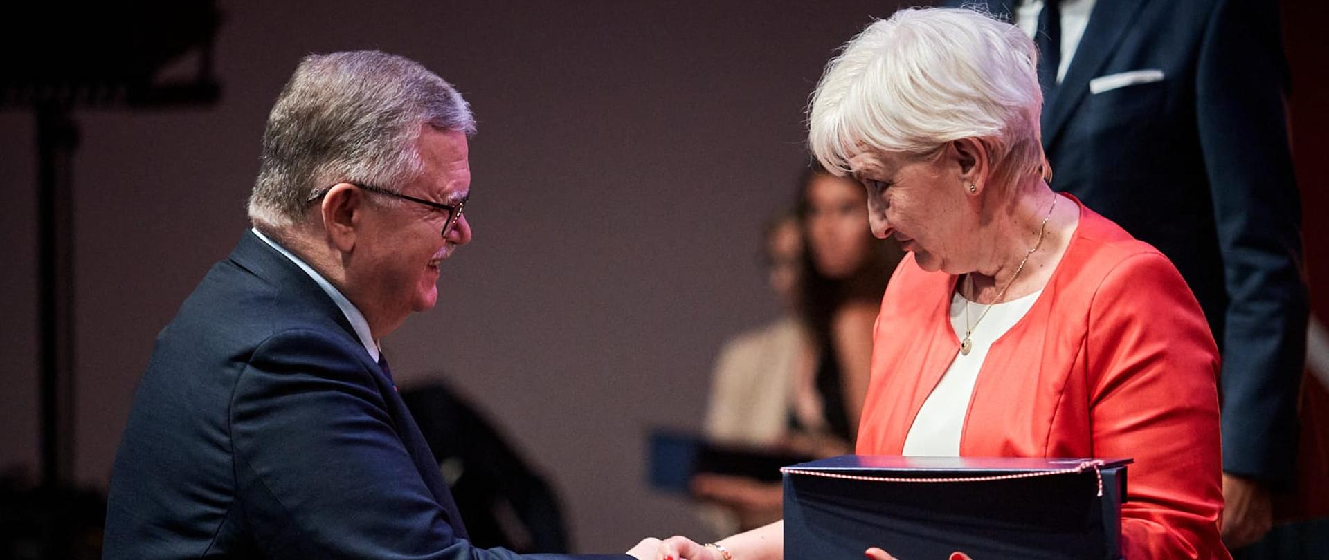 Wojewoda łódzki Dorota Ryl wspólnie z prezesem Zarządu Wojskowych Zakładów Lotniczych Nr 1 S.A. - dr. inż. Jackiem Goszczyńskim 