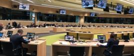 Siedzący przy stole obrad uczestnicy posiedzenia Rady COMPET w Brukseli