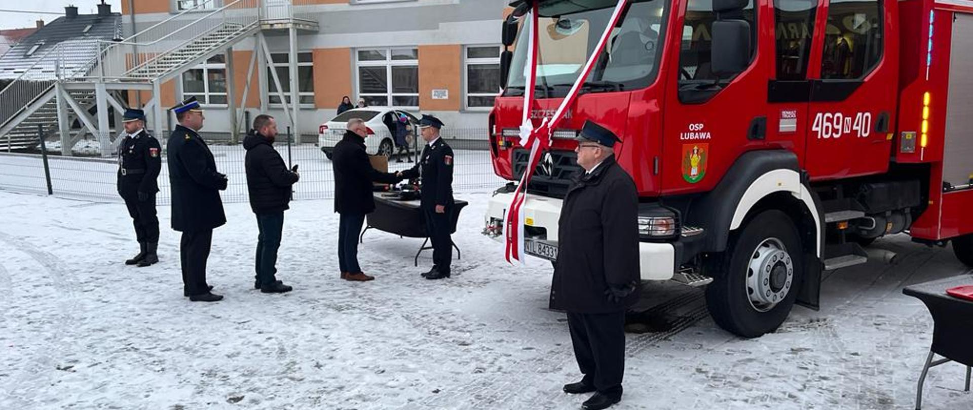 Wręczenie kluczyków i dokumentów pojazdu naczelnikowi OSP Lubawa