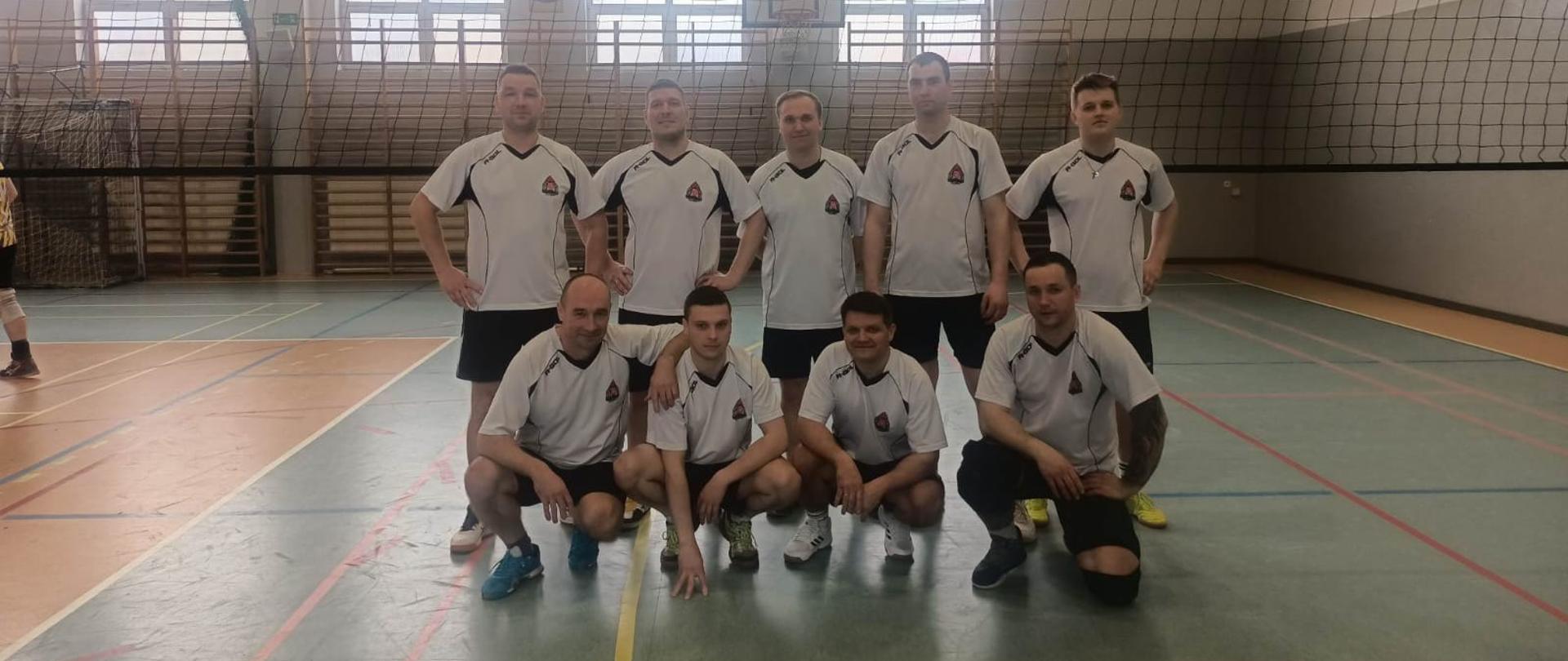 Zawodnicy pozujący do zdjęcia