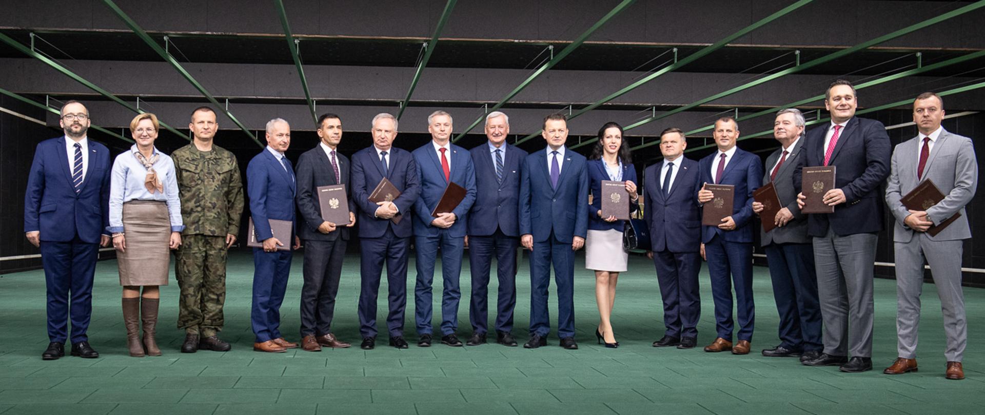 Minister M. Błaszczak z przedstawicielami samorządów, które wybudują strzelnice