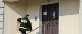 Strażacy powiatu sokólskiego dystrybuują maseczki do parafii