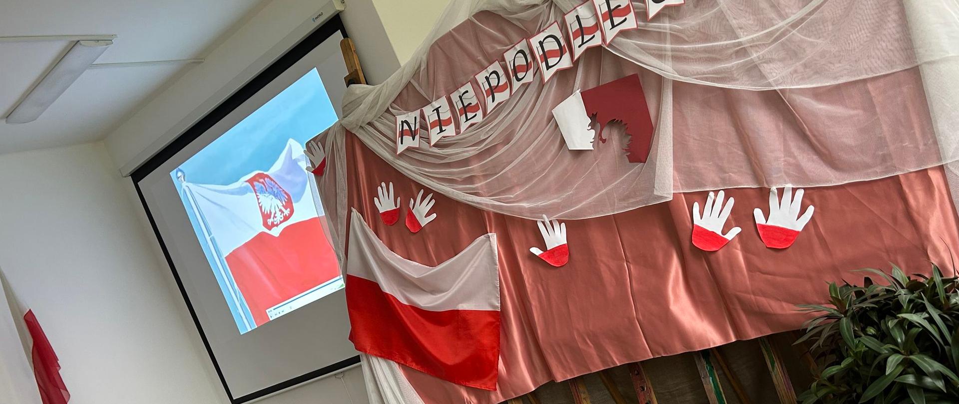 Dekoracja z okazji Święta Niepodległości. Flaga białoczerwona oraz dłonie w barwach białoczerwonych.